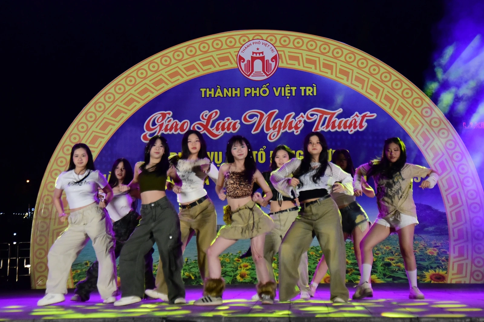 Sôi động chương trình giao lưu các nhóm nhảy thanh niên