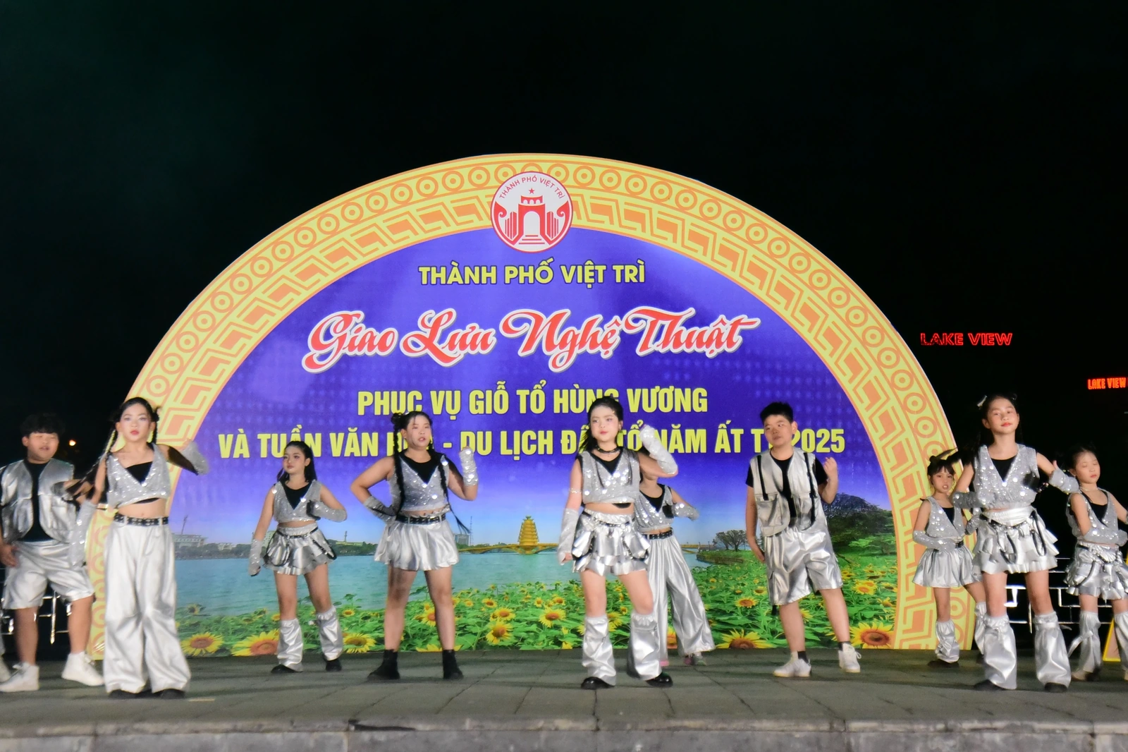 Sôi động chương trình giao lưu các nhóm nhảy thanh niên