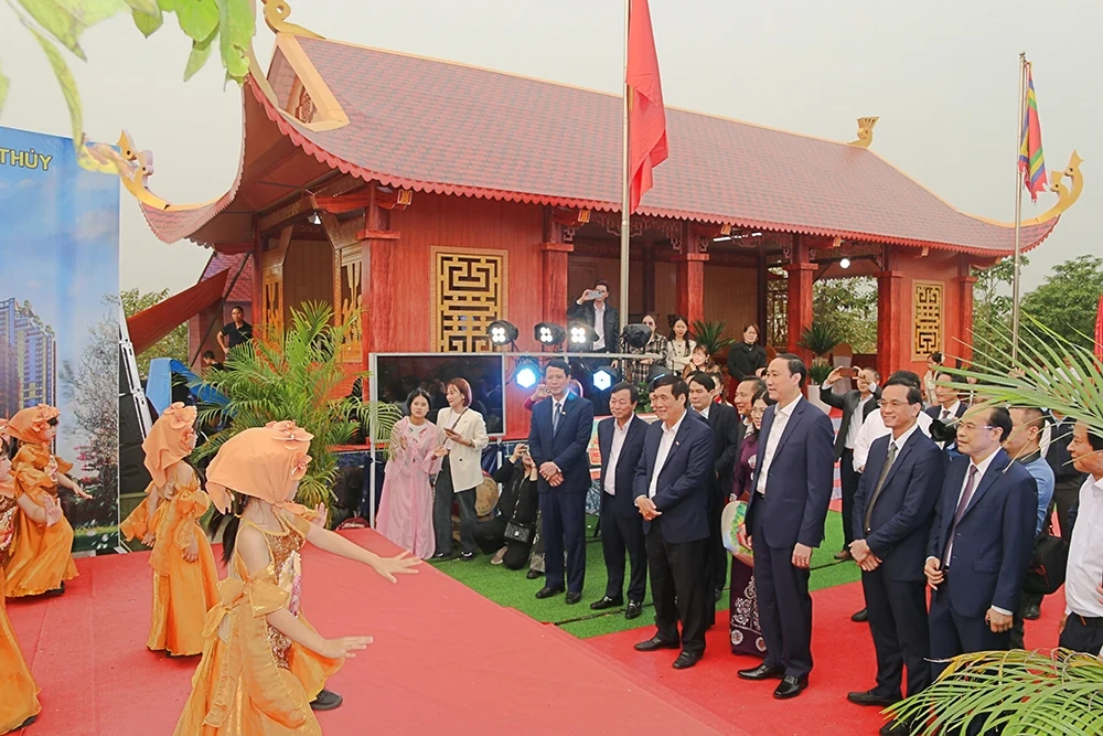 Các đồng chí lãnh đạo tỉnh thăm Hội trại Văn hóa