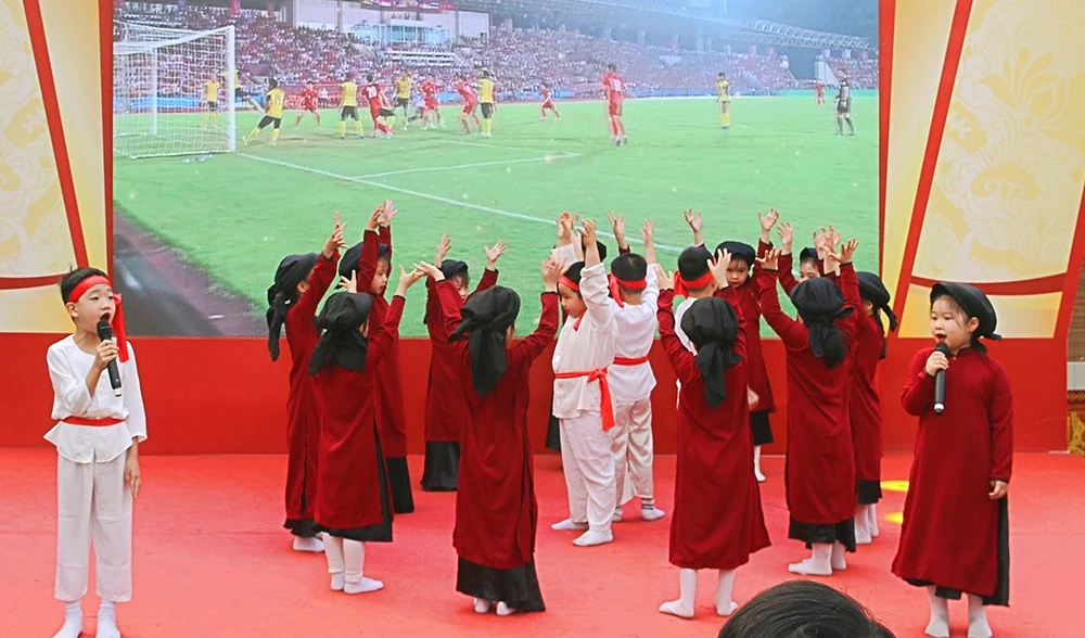 Các đồng chí lãnh đạo tỉnh thăm Hội trại Văn hóa