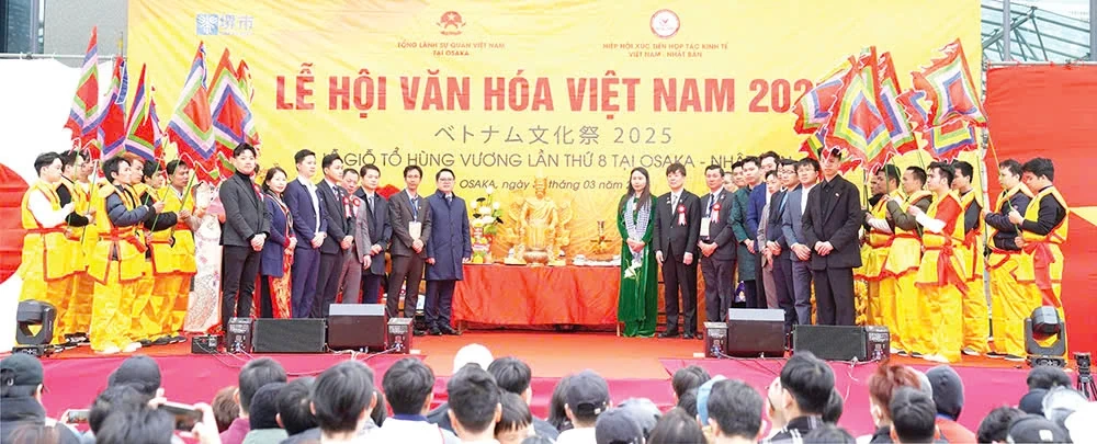 Hướng về nguồn cội