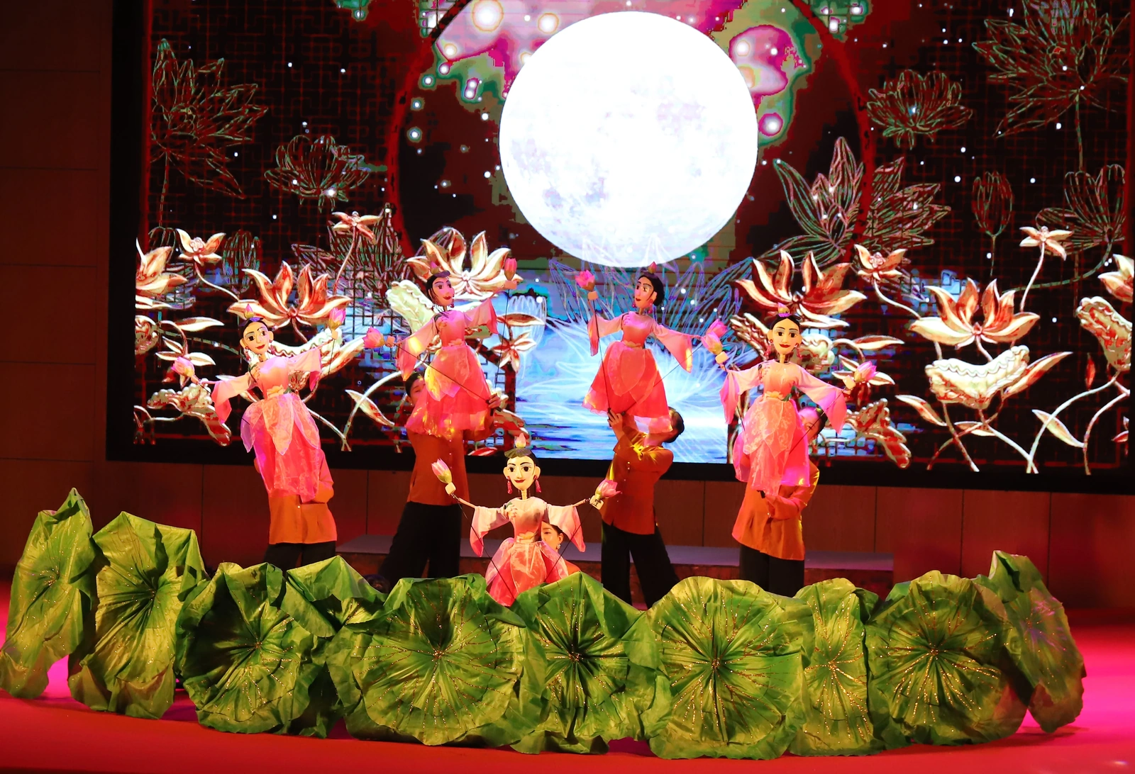 Trình diễn nghệ thuật dân gian, múa rối cạn phục vụ du khách