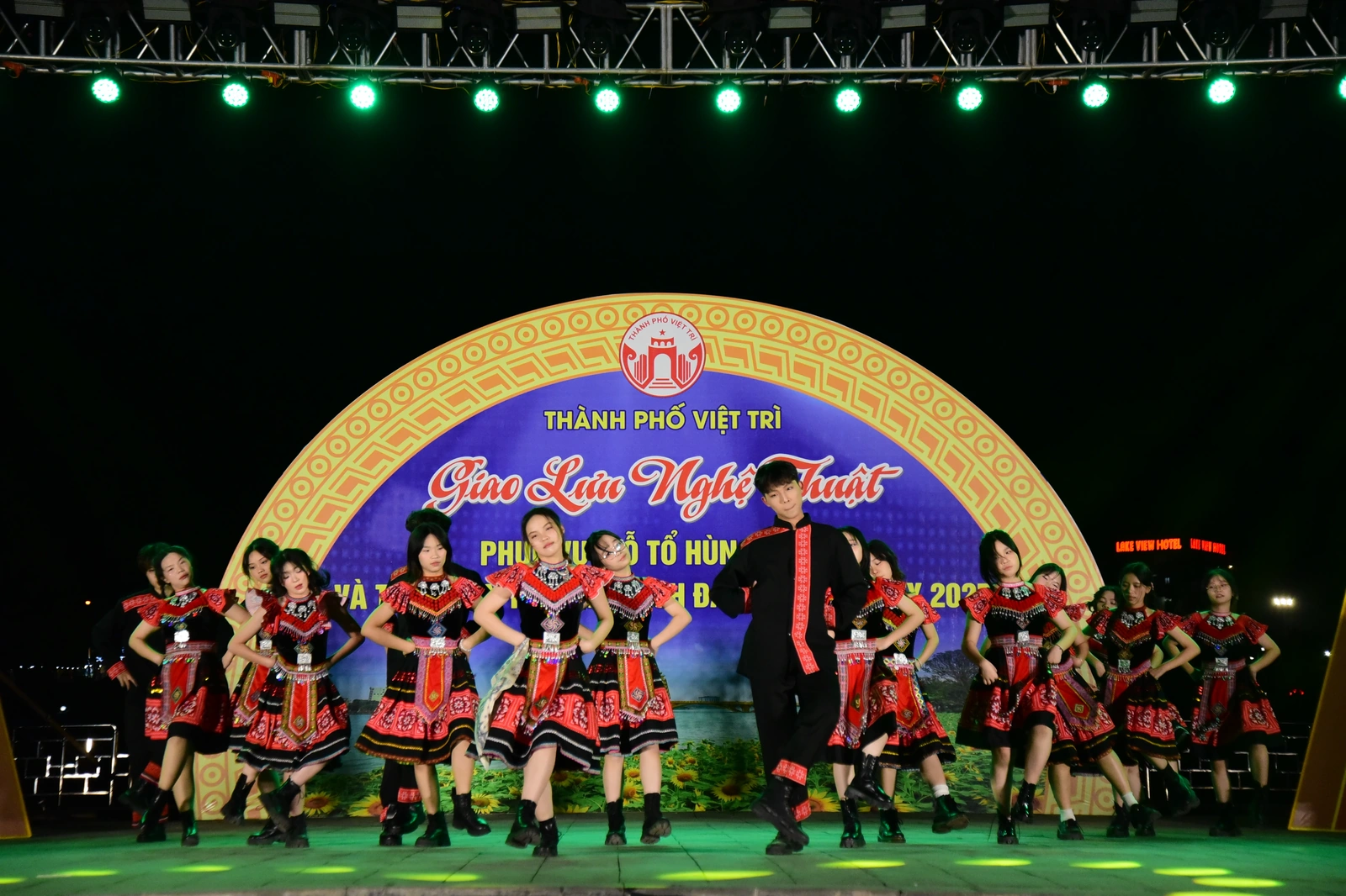 Sôi động chương trình giao lưu các nhóm nhảy thanh niên