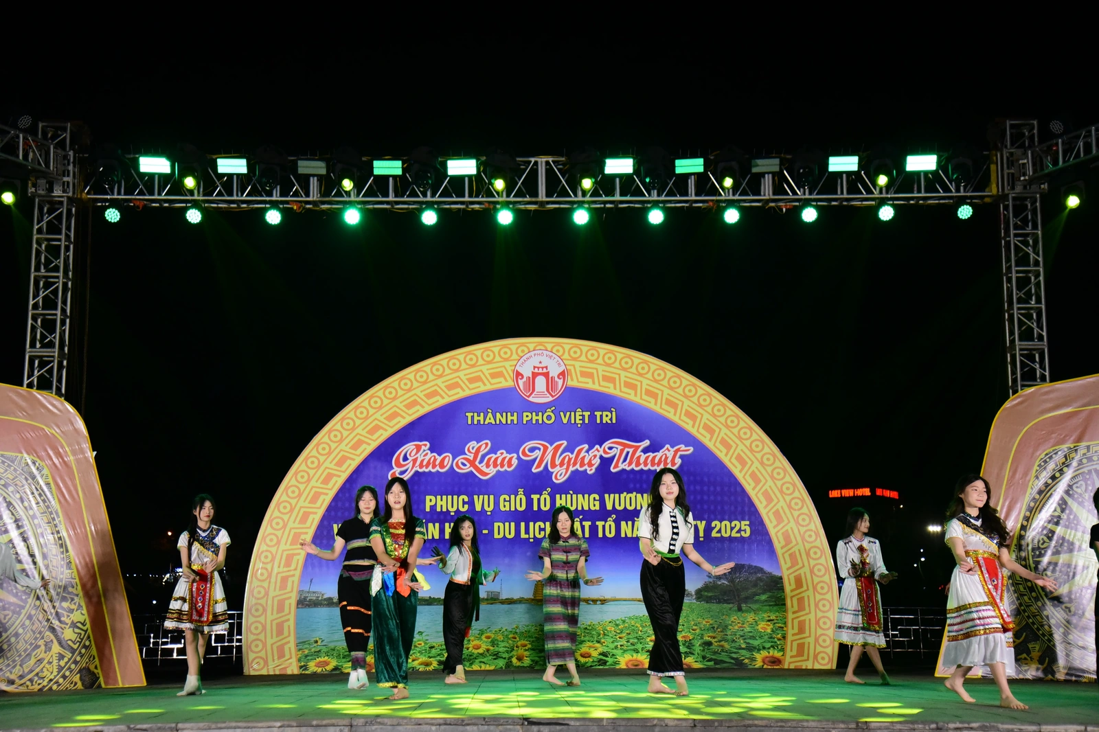 Sôi động chương trình giao lưu các nhóm nhảy thanh niên