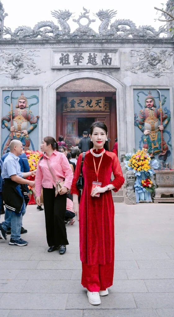 Hoa hậu Thương hiệu Việt Nam 2024 Phạm Thị Thanh Hải dâng hương tại Đất Tổ