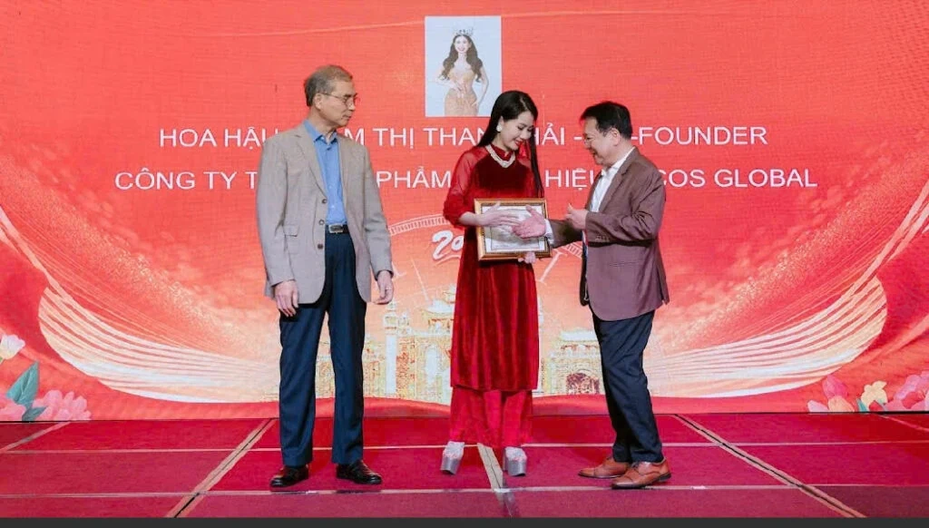 Hoa hậu Thương hiệu Việt Nam 2024 Phạm Thị Thanh Hải dâng hương tại Đất Tổ