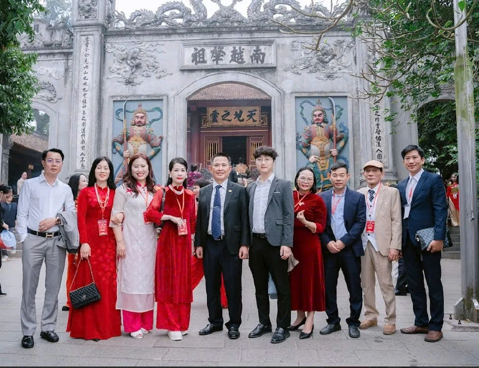 Hoa hậu Thương hiệu Việt Nam 2024 Phạm Thị Thanh Hải dâng hương tại Đất Tổ