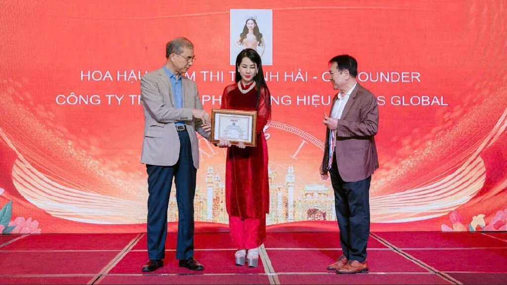 Hoa hậu Thương hiệu Việt Nam 2024 Phạm Thị Thanh Hải dâng hương tại Đất Tổ