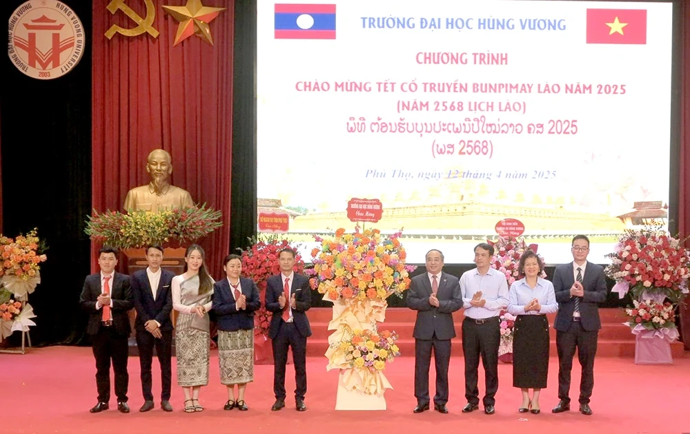 Trường Đại học Hùng Vương chào mừng Tết cổ truyền Bunpimay Lào năm 2025