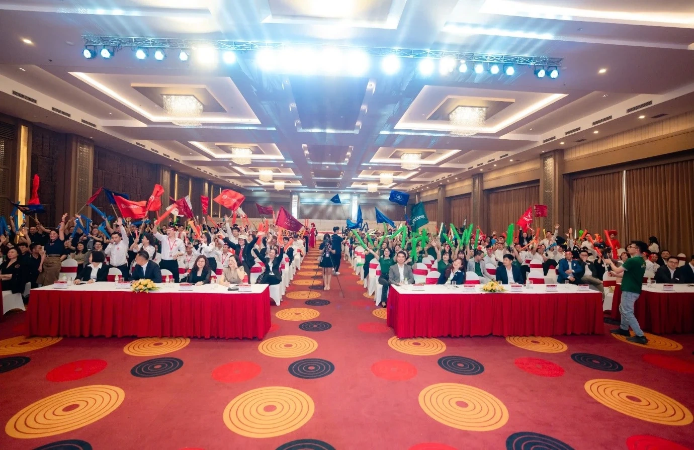 Hơn 500 tướng sĩ xuất trận tiến công thần tốc chinh phục tòa The Regal - VIC Grand Square