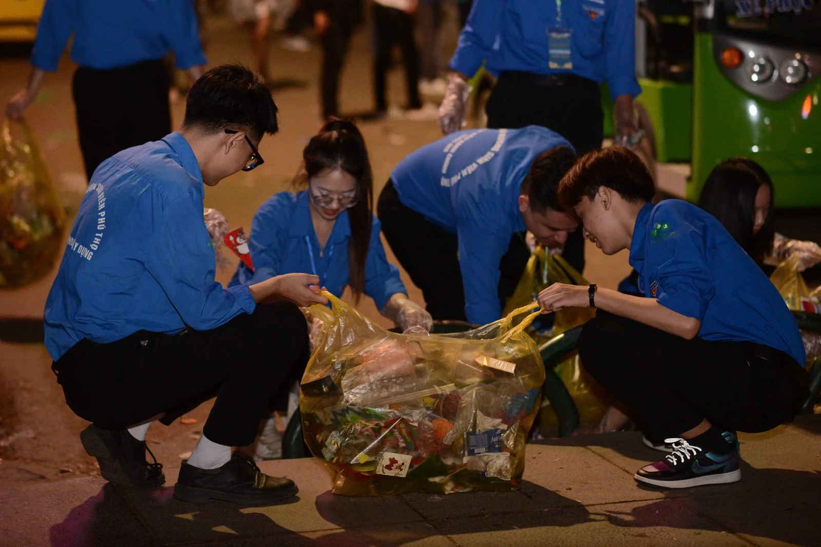 Thanh niên tình nguyện “xuyên đêm” vệ sinh môi trường