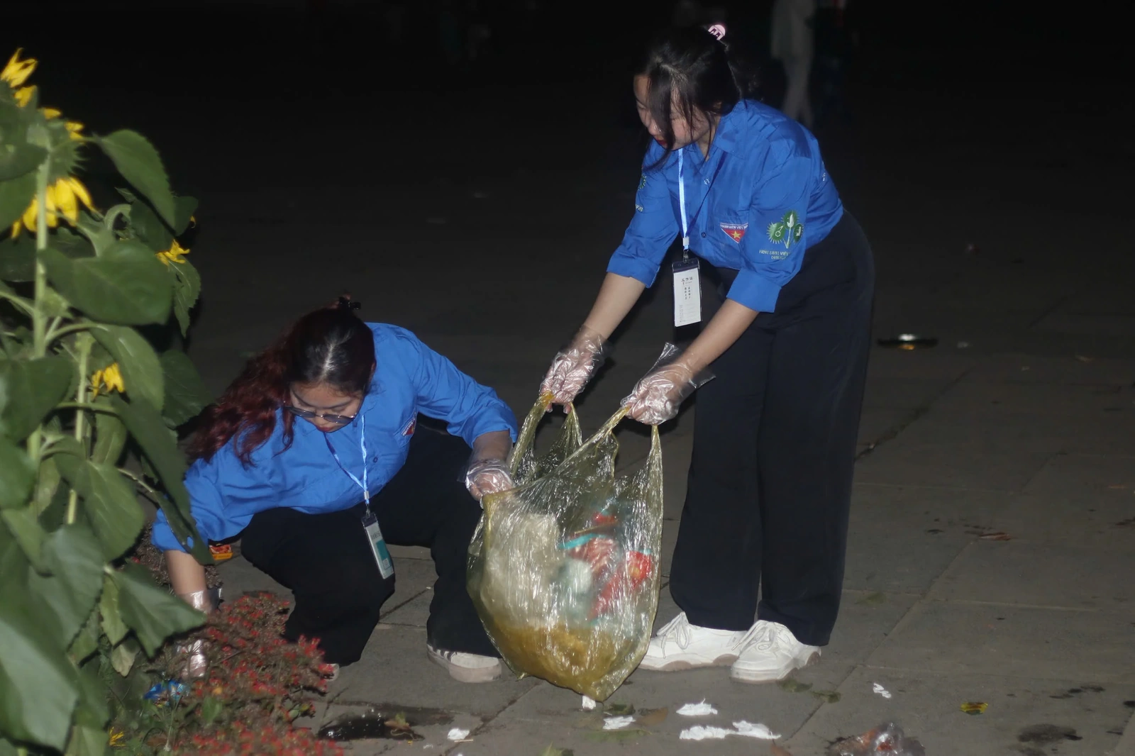 Thanh niên tình nguyện “xuyên đêm” vệ sinh môi trường