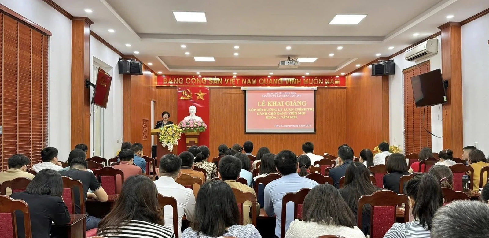 Khai giảng lớp bồi dưỡng lý luận chính trị cho đảng viên mới