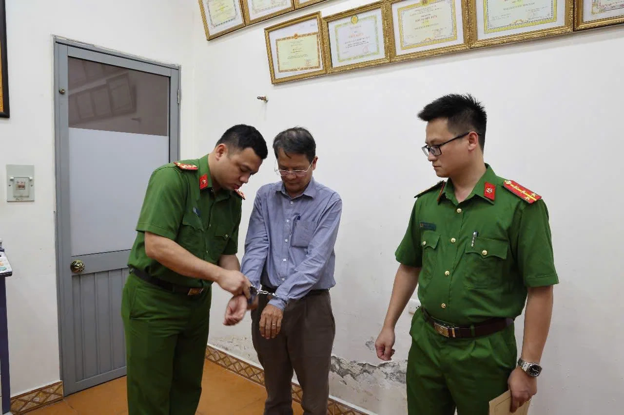 Bắt, khám xét khẩn cấp lãnh đạo và nhân viên Trung tâm Kiểm định kỹ thuật an toàn khu vực II