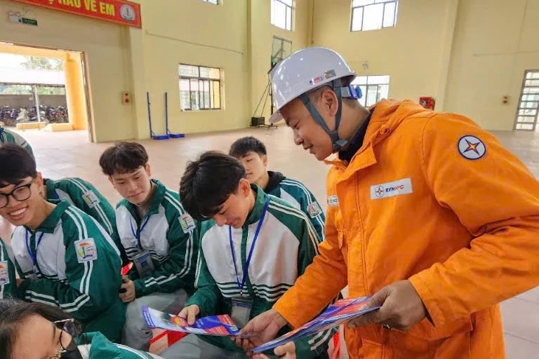 Hơn 400 học sinh được tuyên truyền về an toàn điện