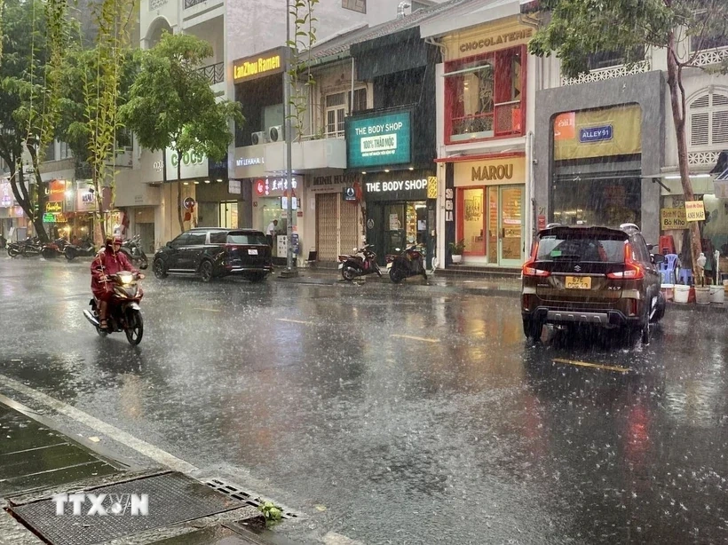 Thời tiết ngày 26/4: Khu vực Hà Nội có mưa rào và dông, trưa chiều trời nắng