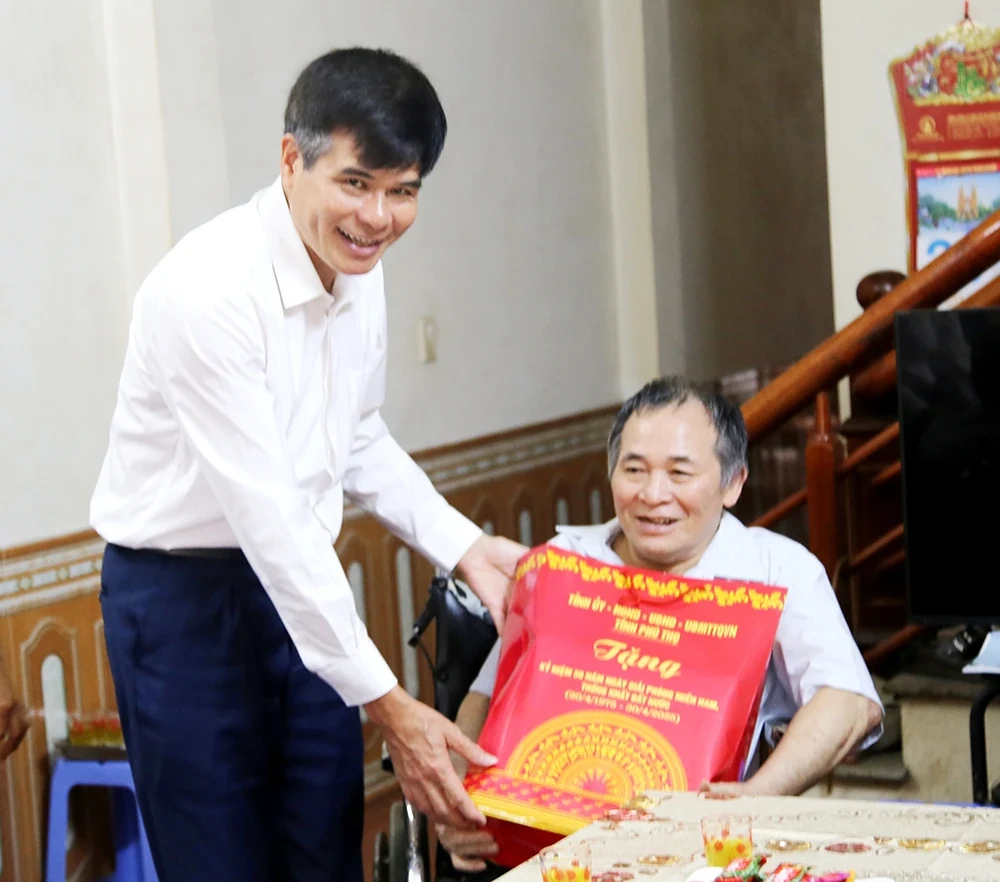 Bí thư Thành ủy Việt Trì thăm, tặng quà người có công, thân nhân liệt sĩ