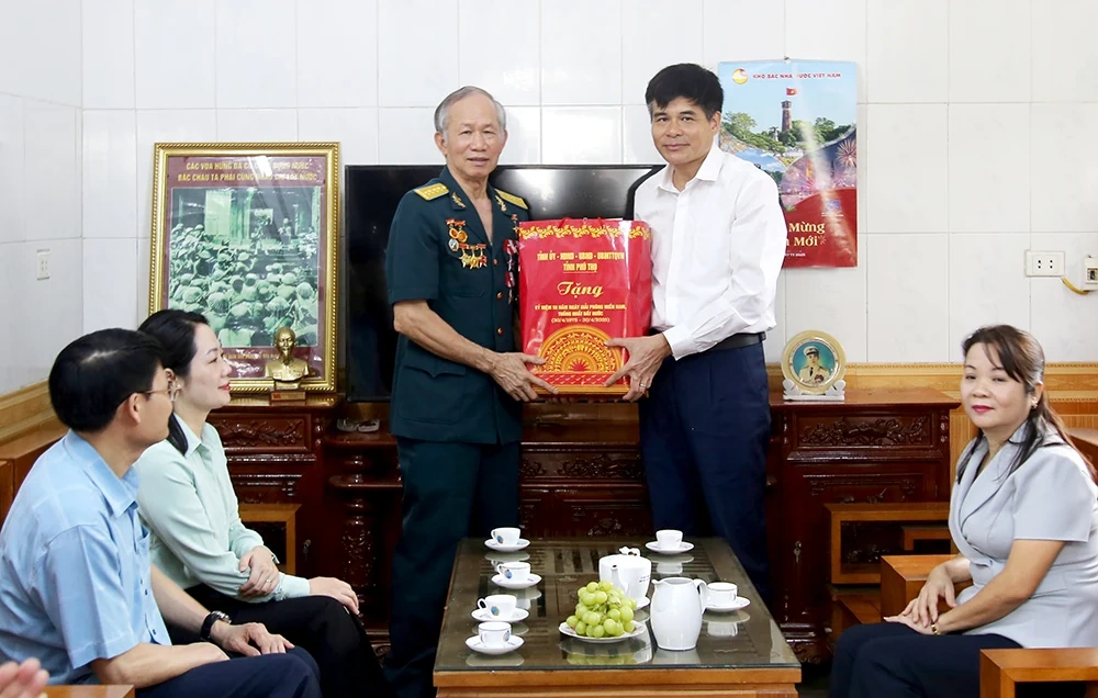 Bí thư Thành ủy Việt Trì thăm, tặng quà người có công, thân nhân liệt sĩ