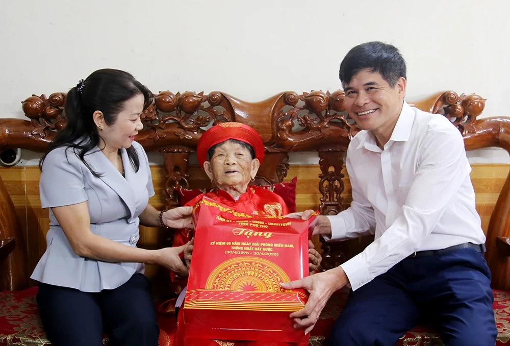 Bí thư Thành ủy Việt Trì thăm, tặng quà người có công, thân nhân liệt sĩ