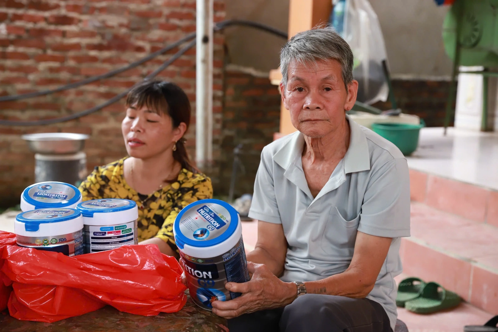 Lợi dụng niềm tin, “móc túi” người già