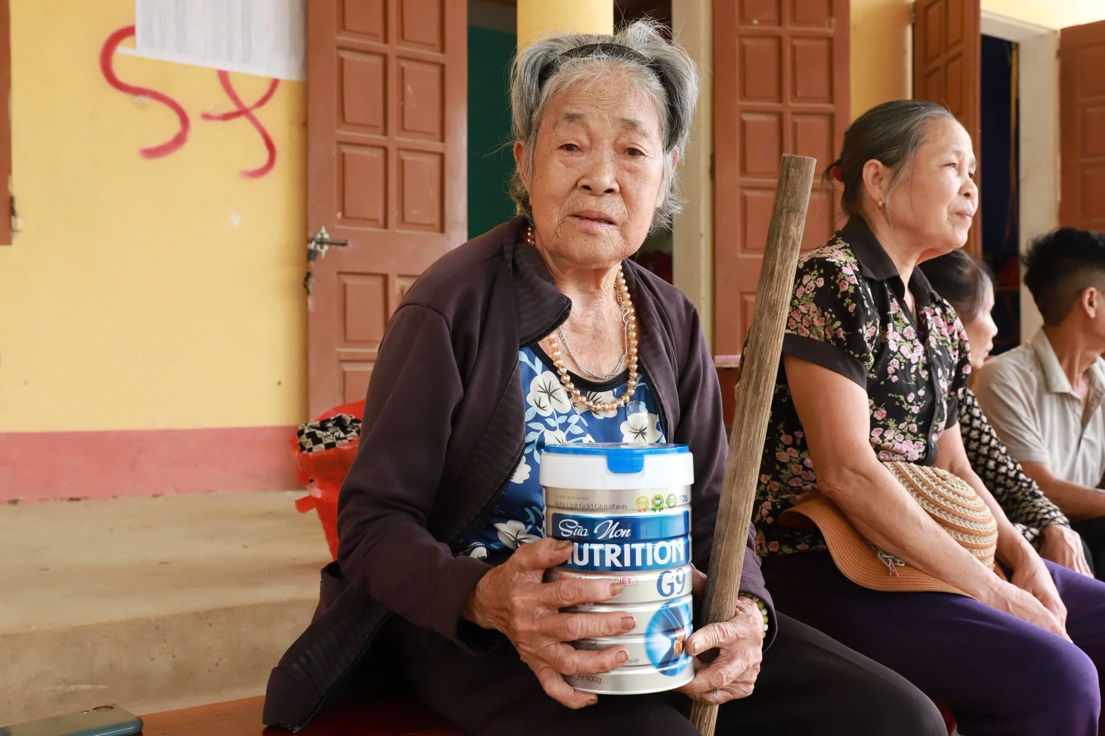 Lợi dụng niềm tin, “móc túi” người già