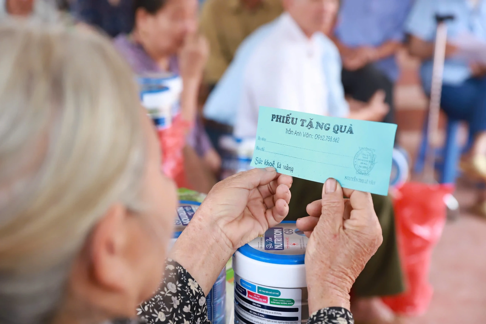 Lợi dụng niềm tin, “móc túi” người già