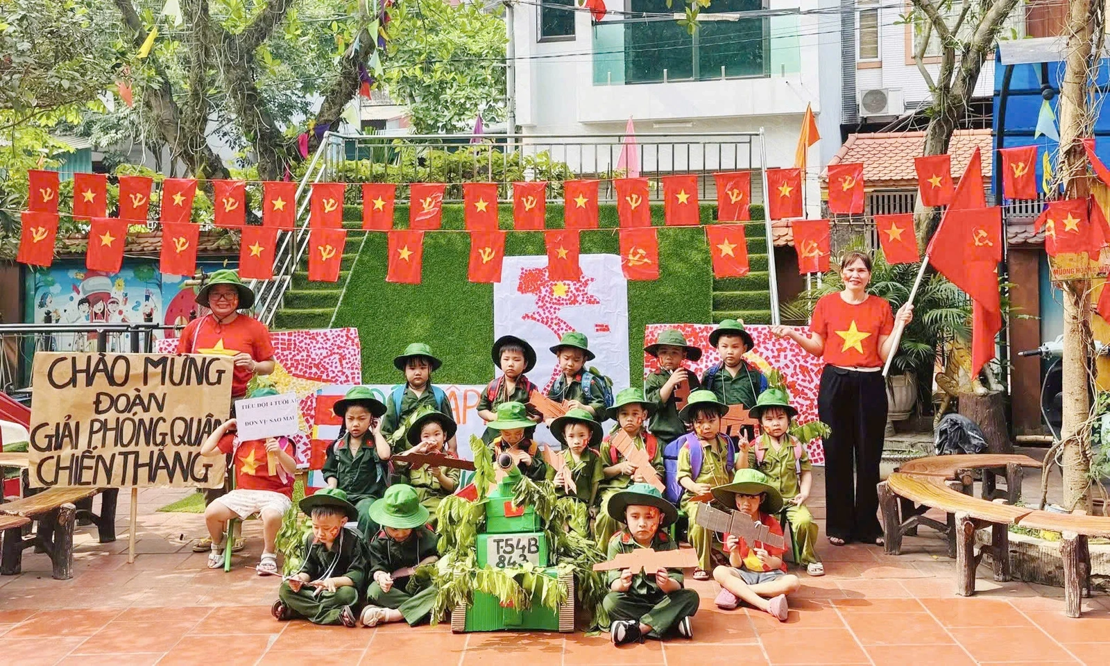 Nhiều trường học tổ chức các hoạt động hướng về ngày 30/4
