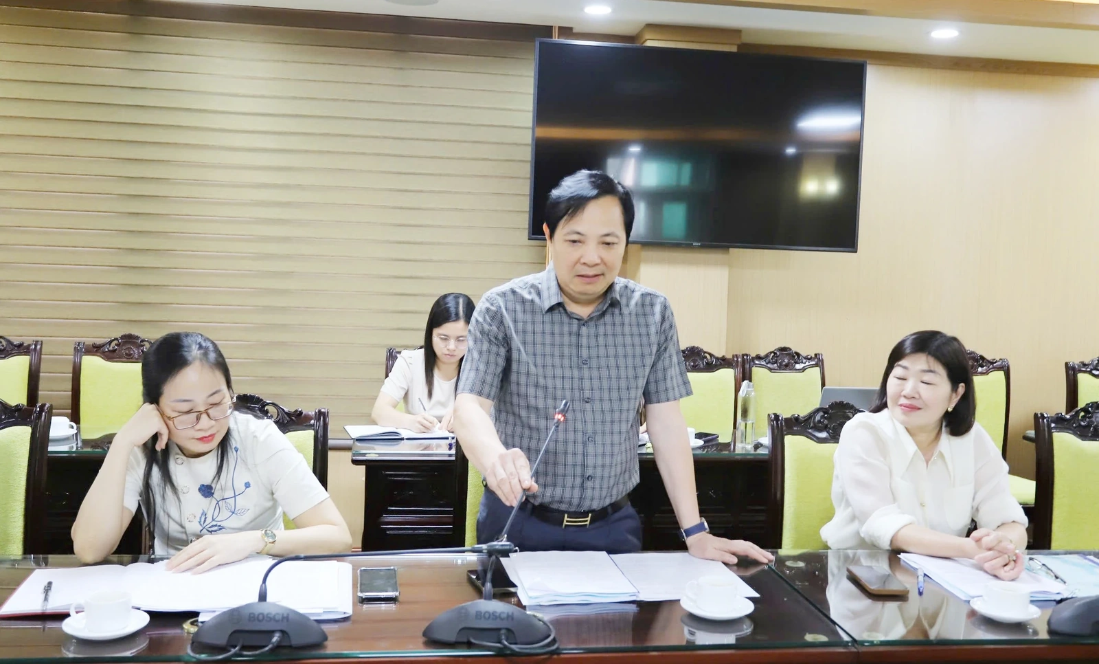 Thẩm tra các tờ trình và dự thảo Nghị quyết trình Kỳ họp chuyên đề thứ Chín, HĐND tỉnh khóa XIX