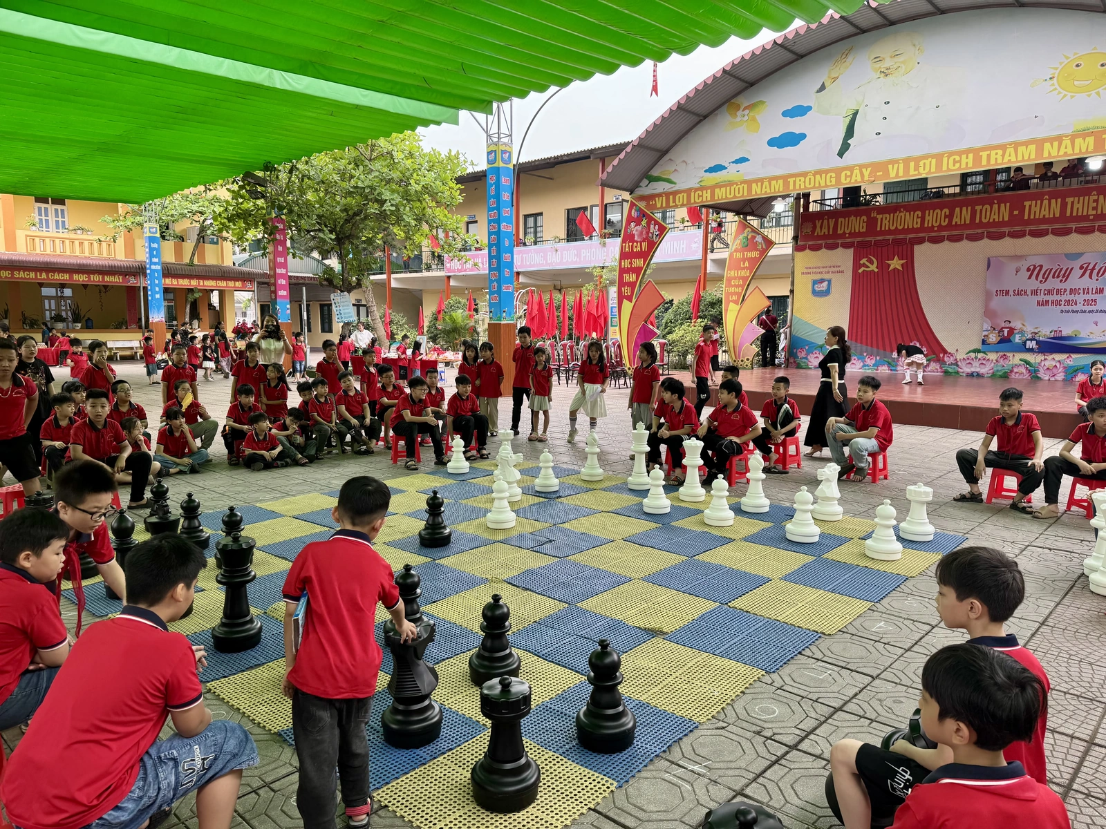 Ngày hội STEM, sách, viết chữ đẹp, đọc và làm theo báo đội năm học 2024-2025