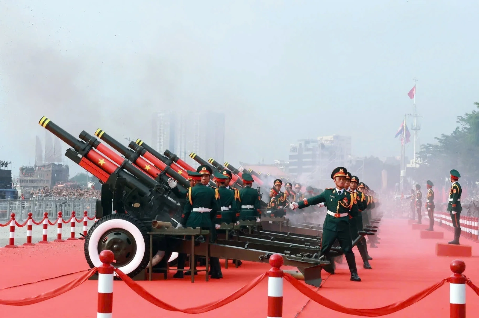 Nghi thức bắn đại bác và múa súng tại Lễ kỷ niệm 50 năm Giải phóng miền nam, thống nhất đất nước