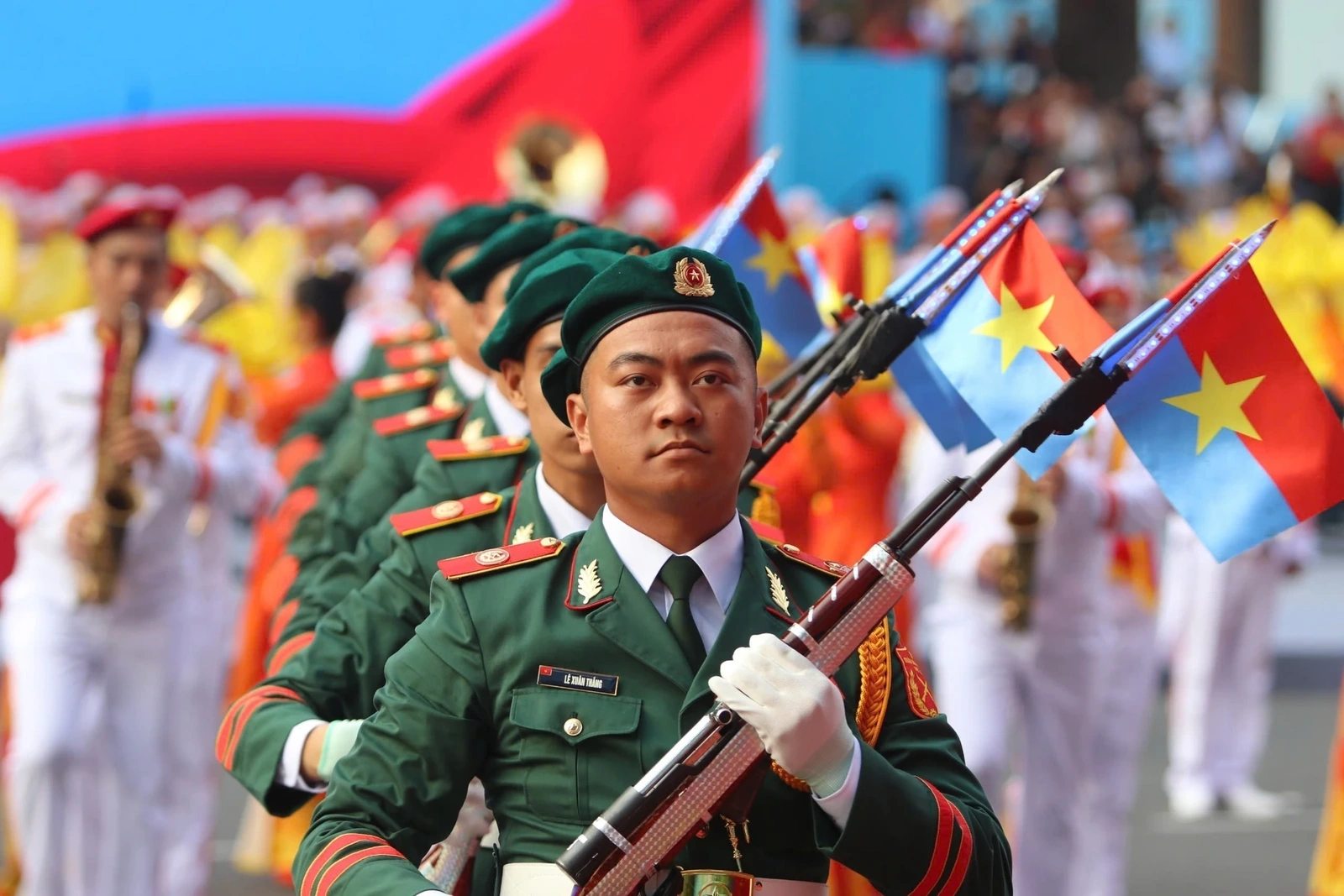 Nghi thức bắn đại bác và múa súng tại Lễ kỷ niệm 50 năm Giải phóng miền nam, thống nhất đất nước