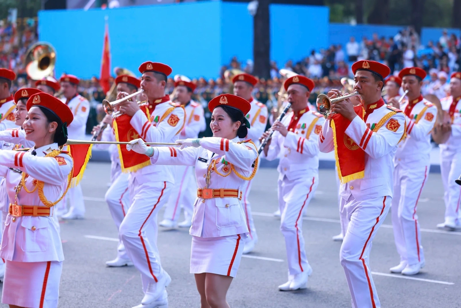 Nghi thức bắn đại bác và múa súng tại Lễ kỷ niệm 50 năm Giải phóng miền nam, thống nhất đất nước