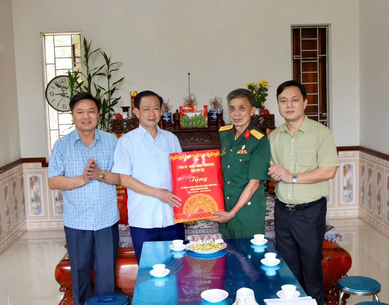 Tặng quà người có công, gia đình chính sách tại huyện Lâm Thao
