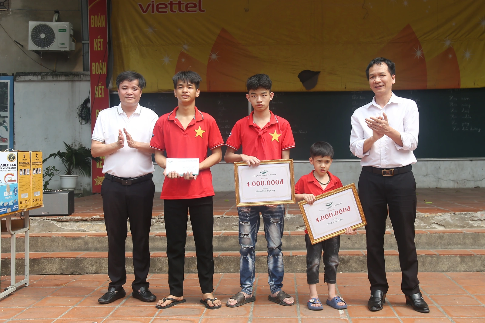 Tặng quà cho Trung tâm bảo trợ trẻ em mồ côi tàn tật Việt Trì