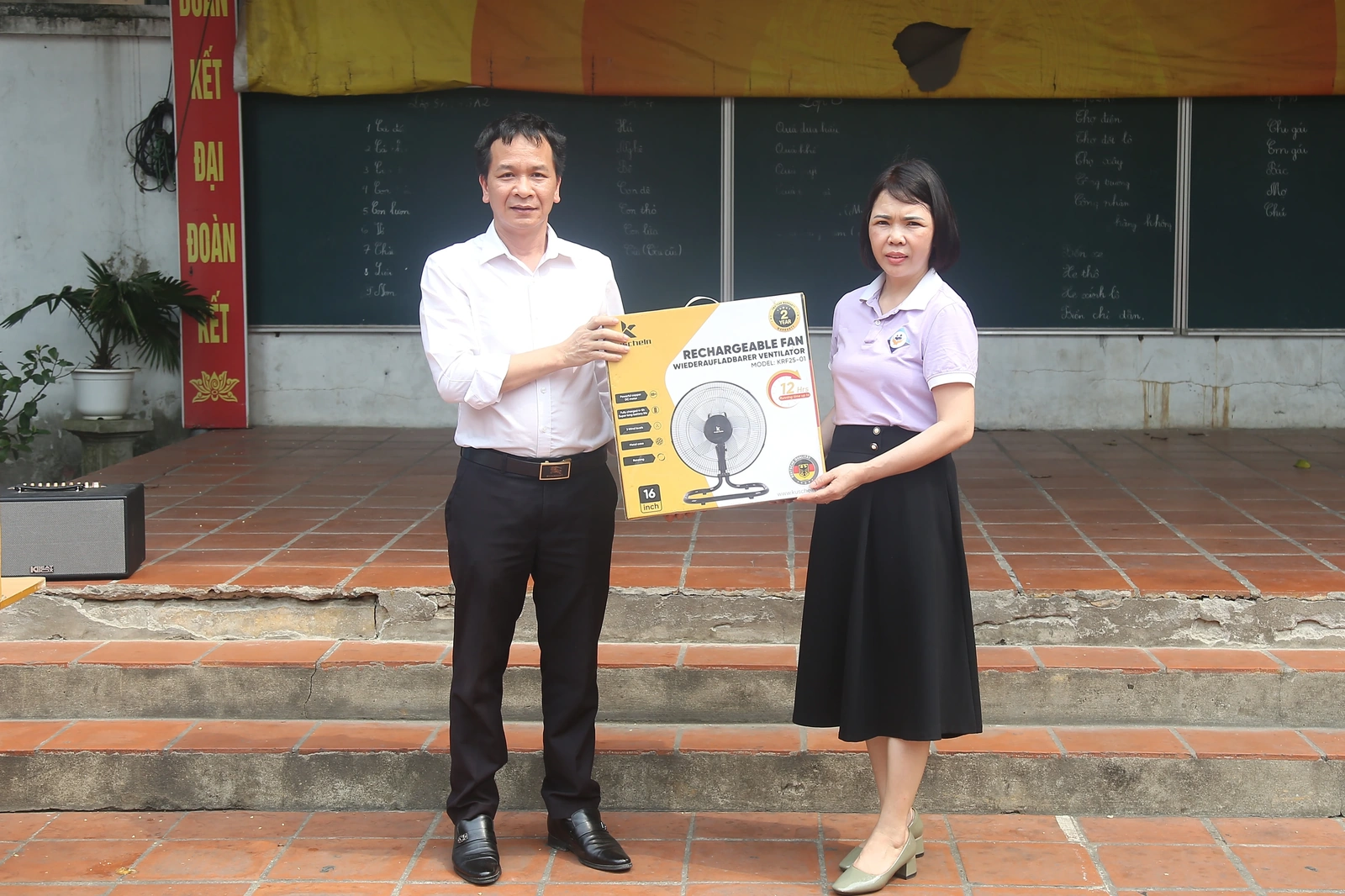 Tặng quà cho Trung tâm bảo trợ trẻ em mồ côi tàn tật Việt Trì