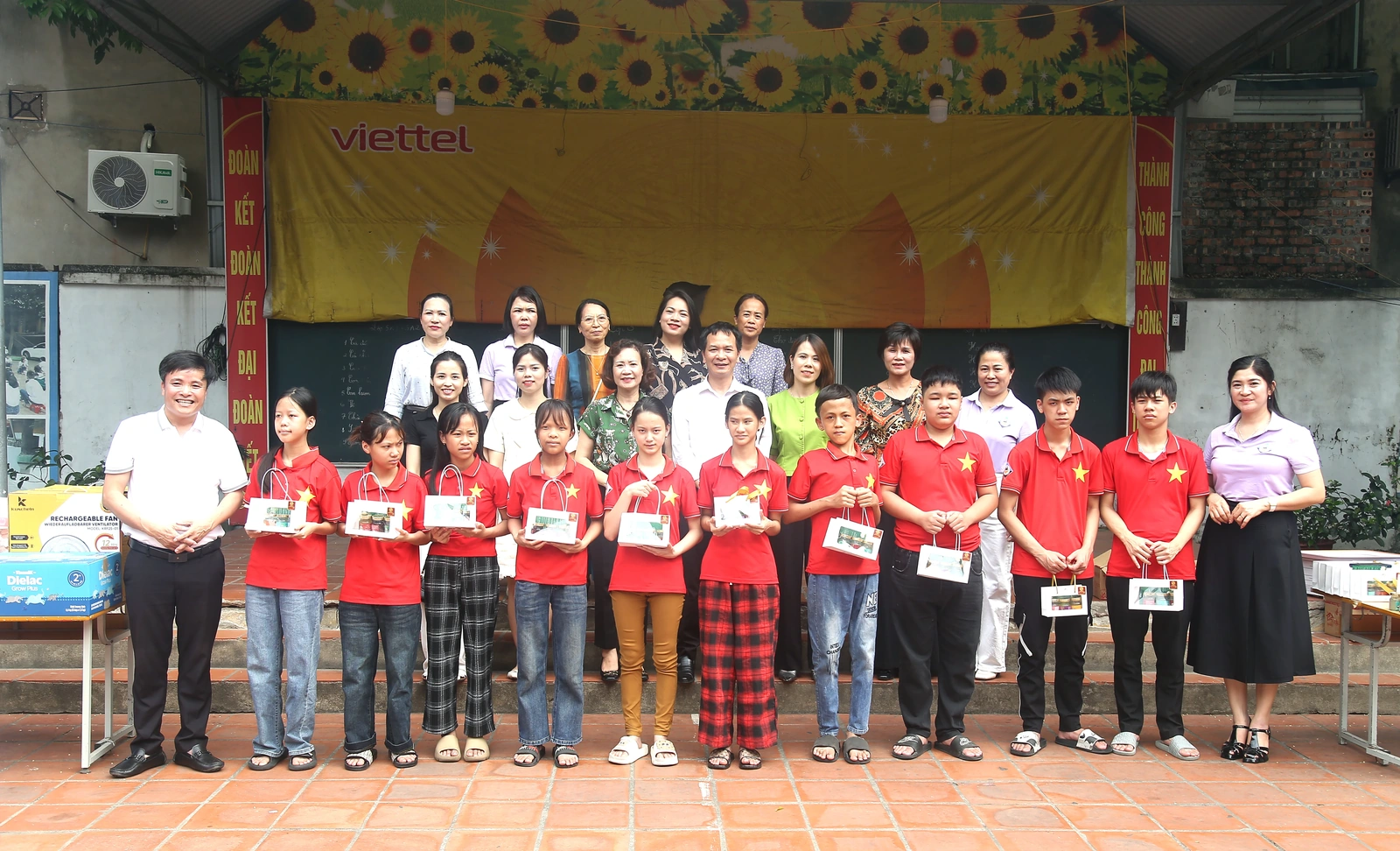 Tặng quà cho Trung tâm bảo trợ trẻ em mồ côi tàn tật Việt Trì