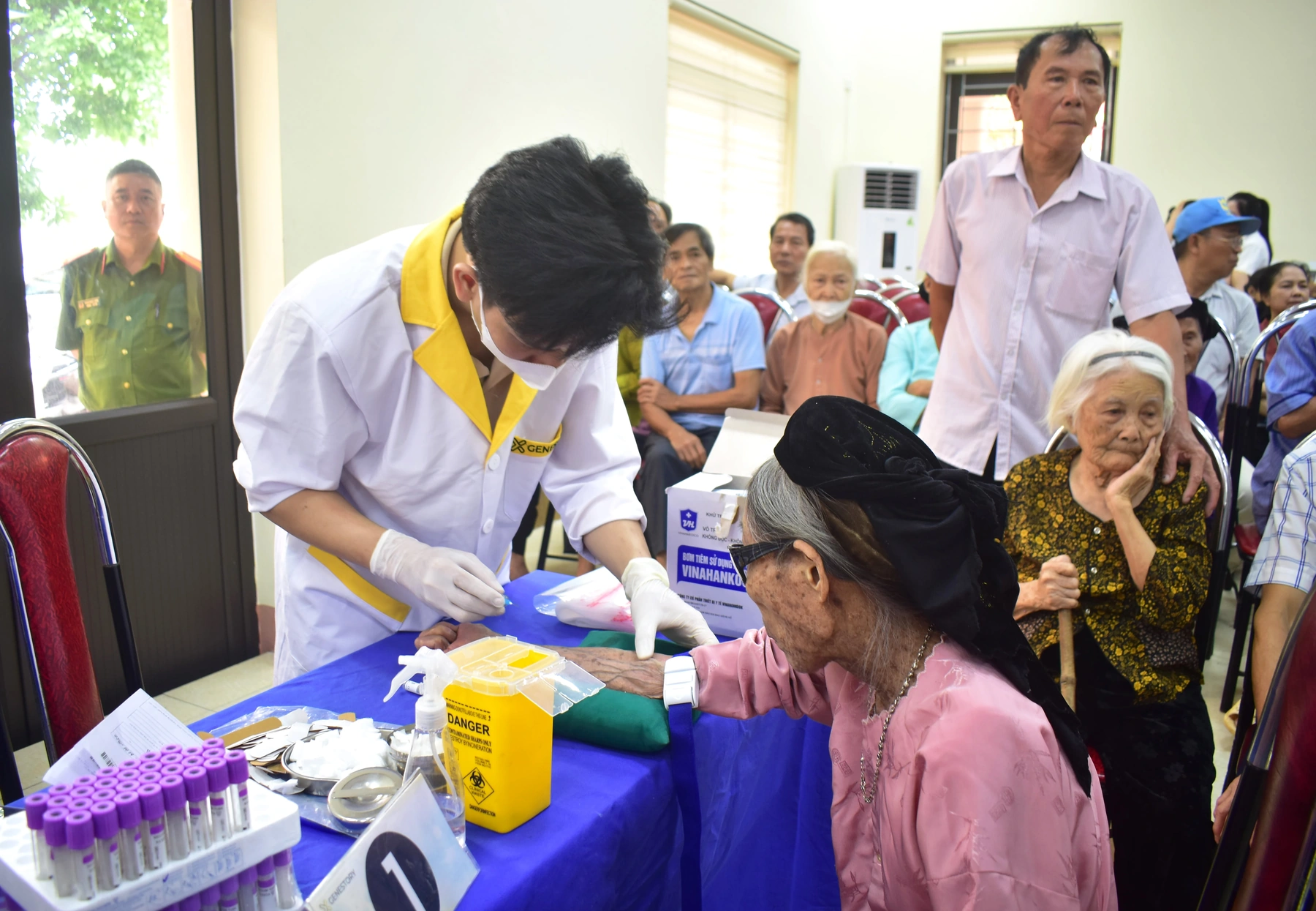 Thu nhận mẫu ADN cho thân nhân liệt sĩ chưa xác định danh tính