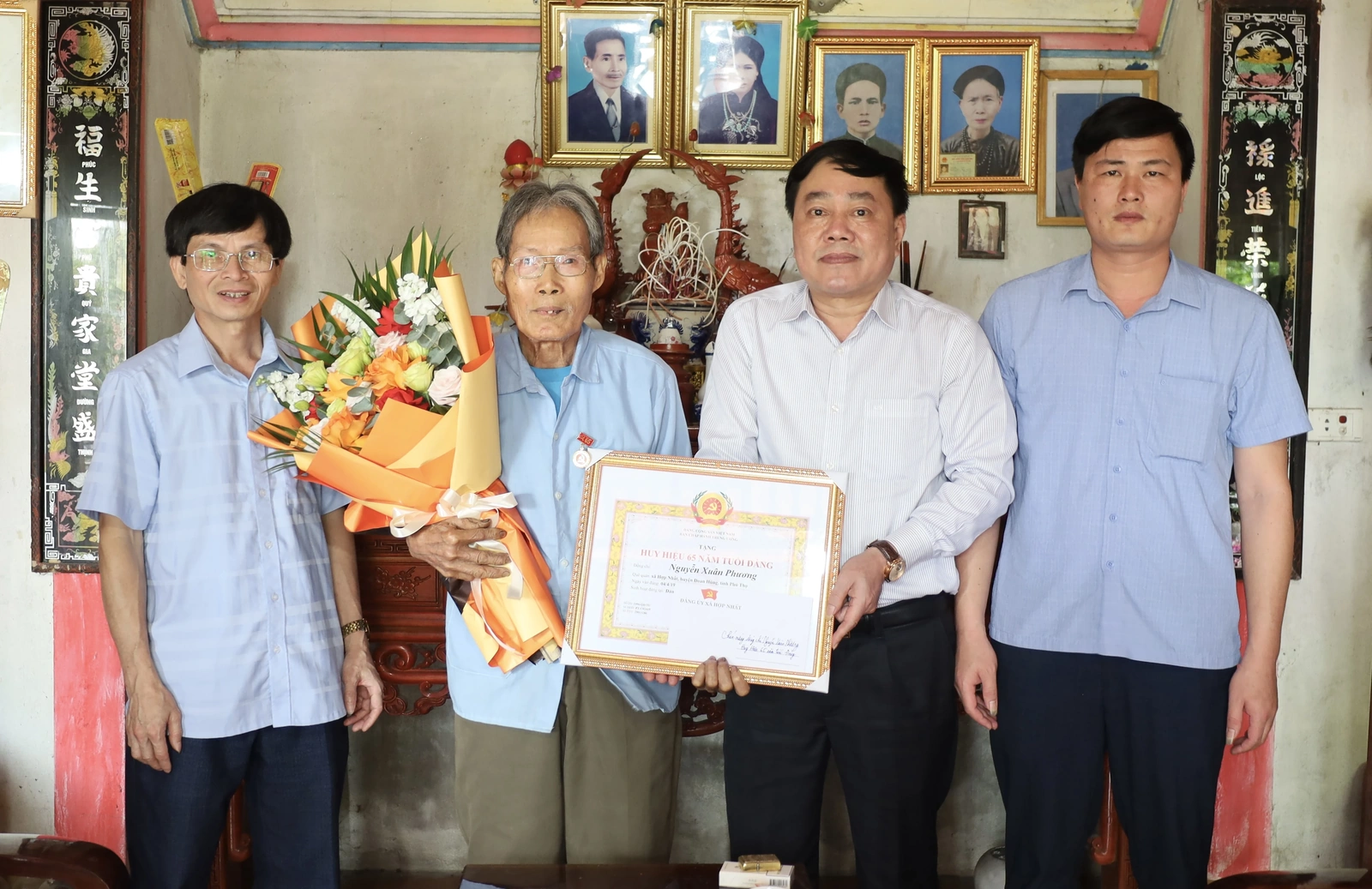 Huyện Đoan Hùng có 124 đảng viên được trao Huy hiệu Đảng đợt 19/5