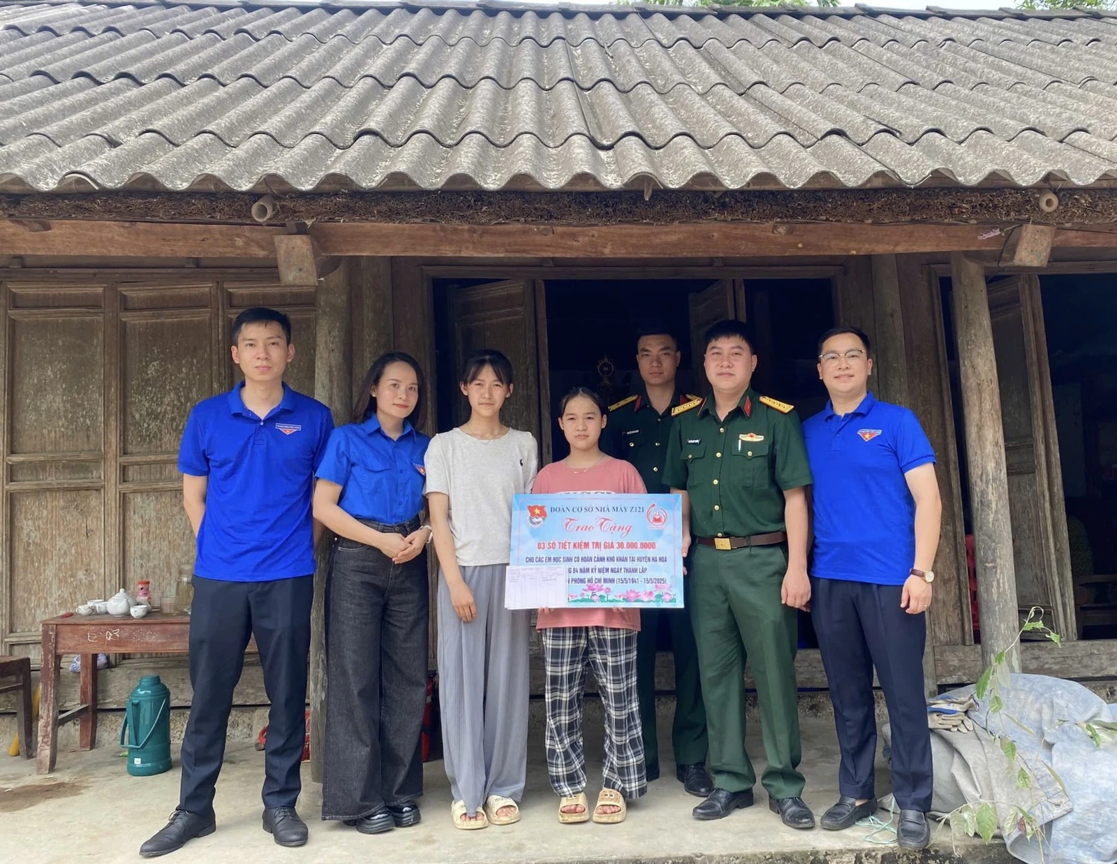 Trao tặng sổ tiết kiệm cho học sinh có hoàn cảnh đặc biệt khó khăn