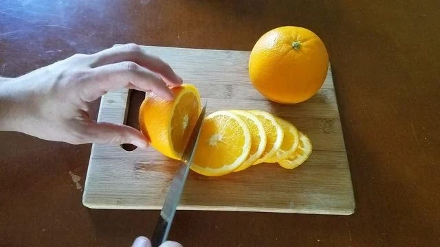 Uống nước cam hay ăn cam cả quả tốt hơn?