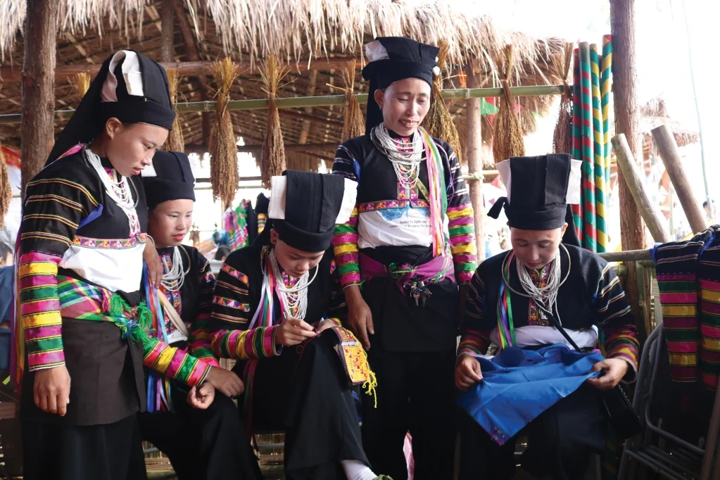 Độc đáo trang phục dân tộc Lô Lô đen