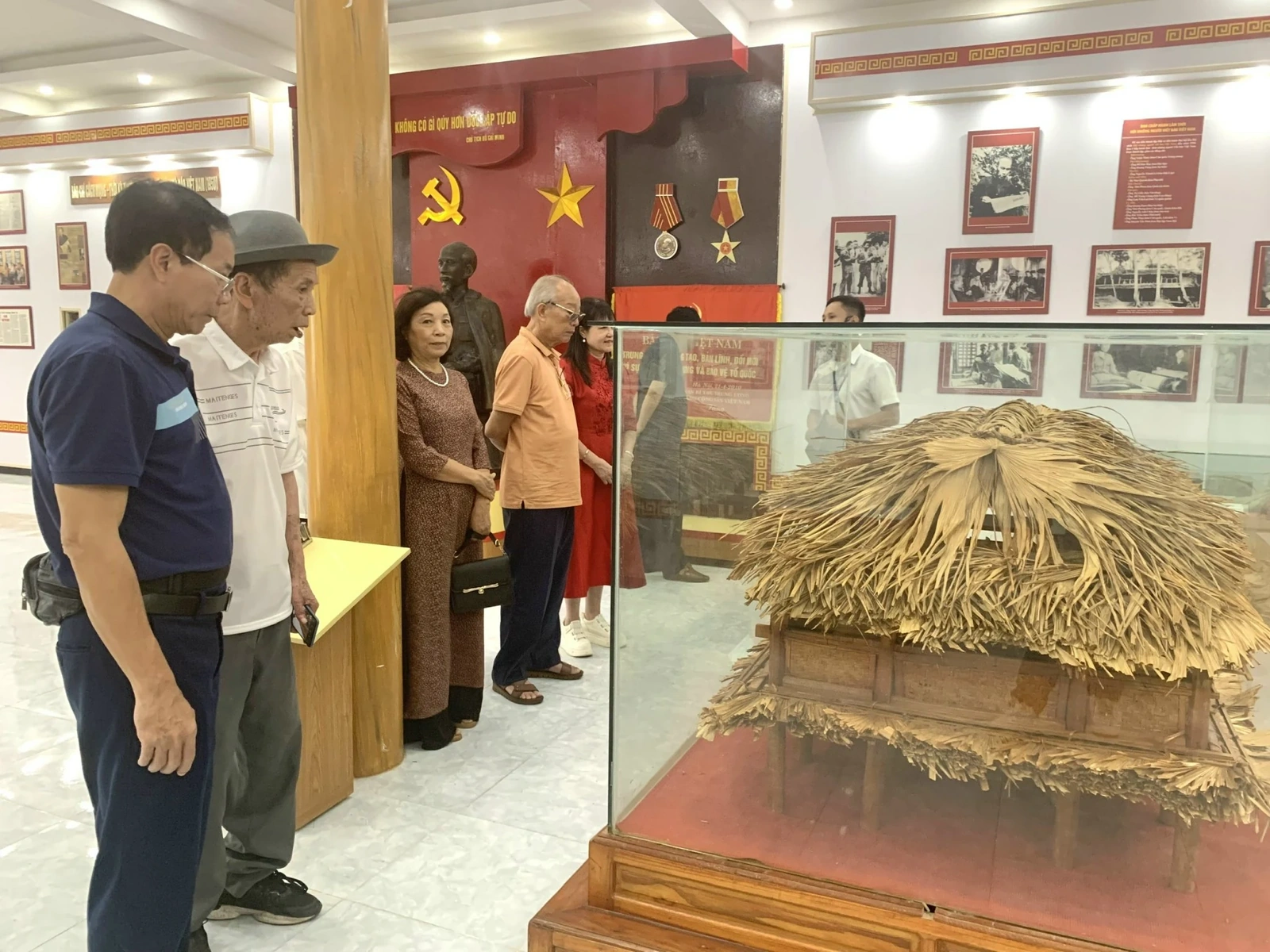 Câu lạc bộ nhà báo cao tuổi Phú Thọ thăm ATK Thái Nguyên