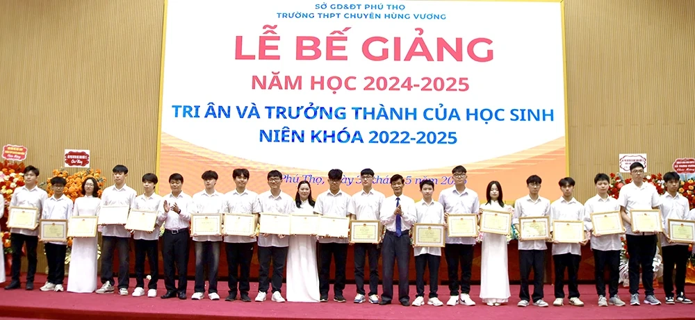 Trường THPT Chuyên Hùng Vương: Tổng kết năm học 2024-2025