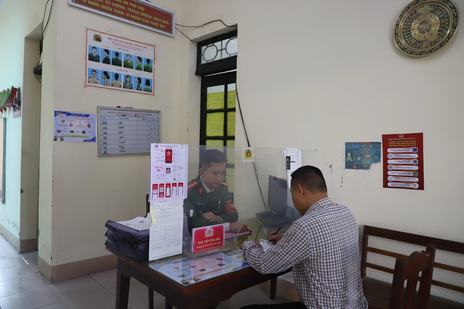 Người rèn lá chắn, giữ bình yên địa bàn giáp ranh