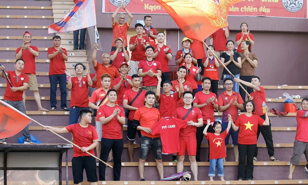 Bóng đá chuyên nghiệp Đất Tổ đừng chỉ là giấc mơ