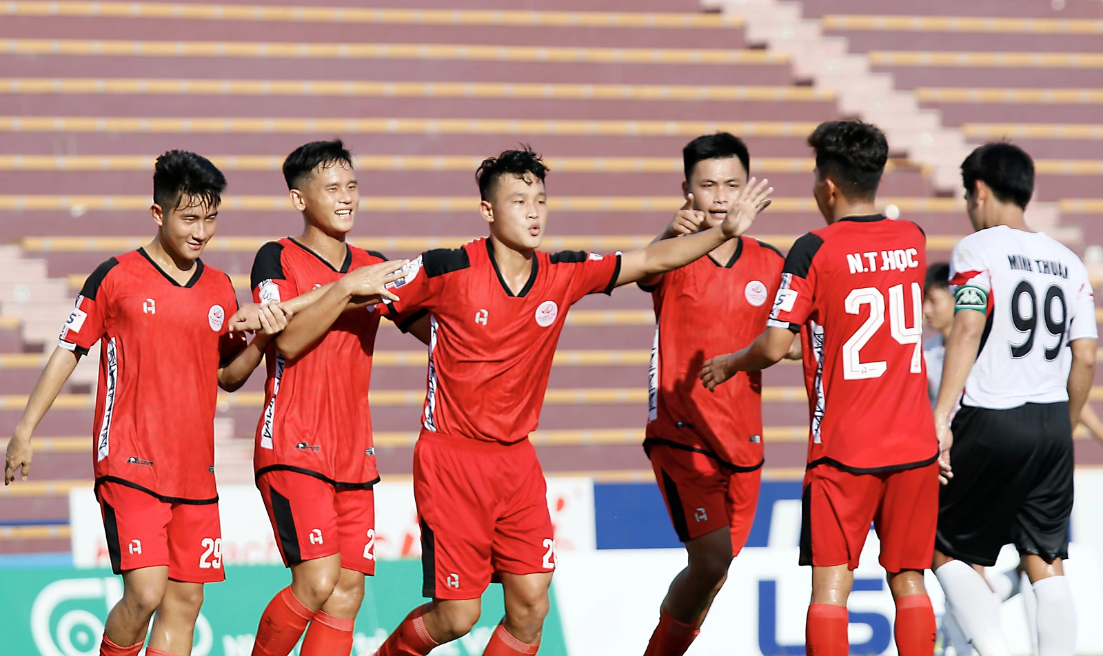 Bóng đá chuyên nghiệp Đất Tổ đừng chỉ là giấc mơ