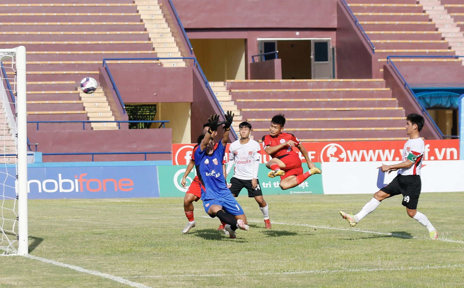 Bóng đá chuyên nghiệp Đất Tổ đừng chỉ là giấc mơ