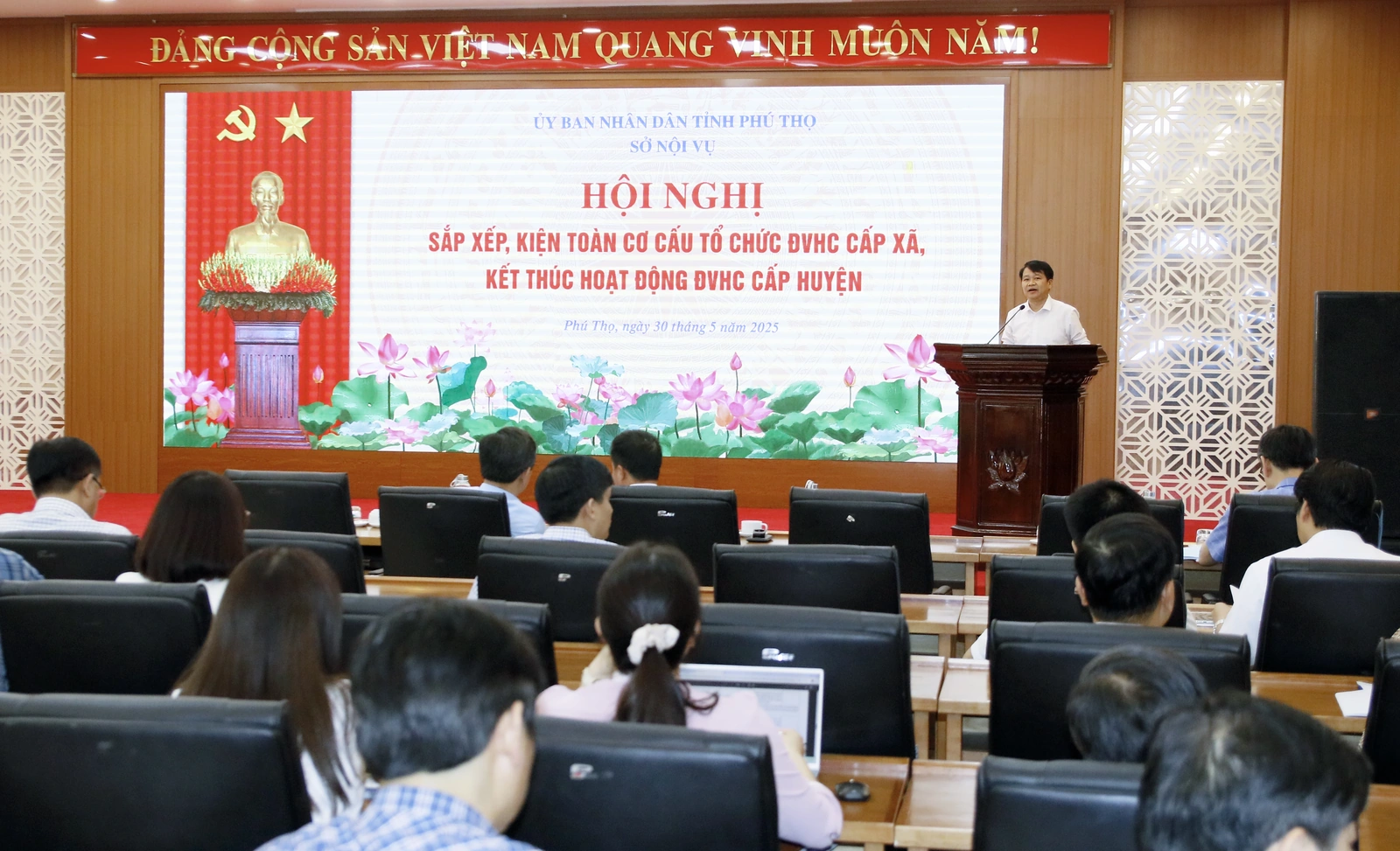 Triển khai sắp xếp, kiện toàn cơ cấu tổ chức đơn vị hành chính cấp xã, kết thúc hoạt động cấp huyện
