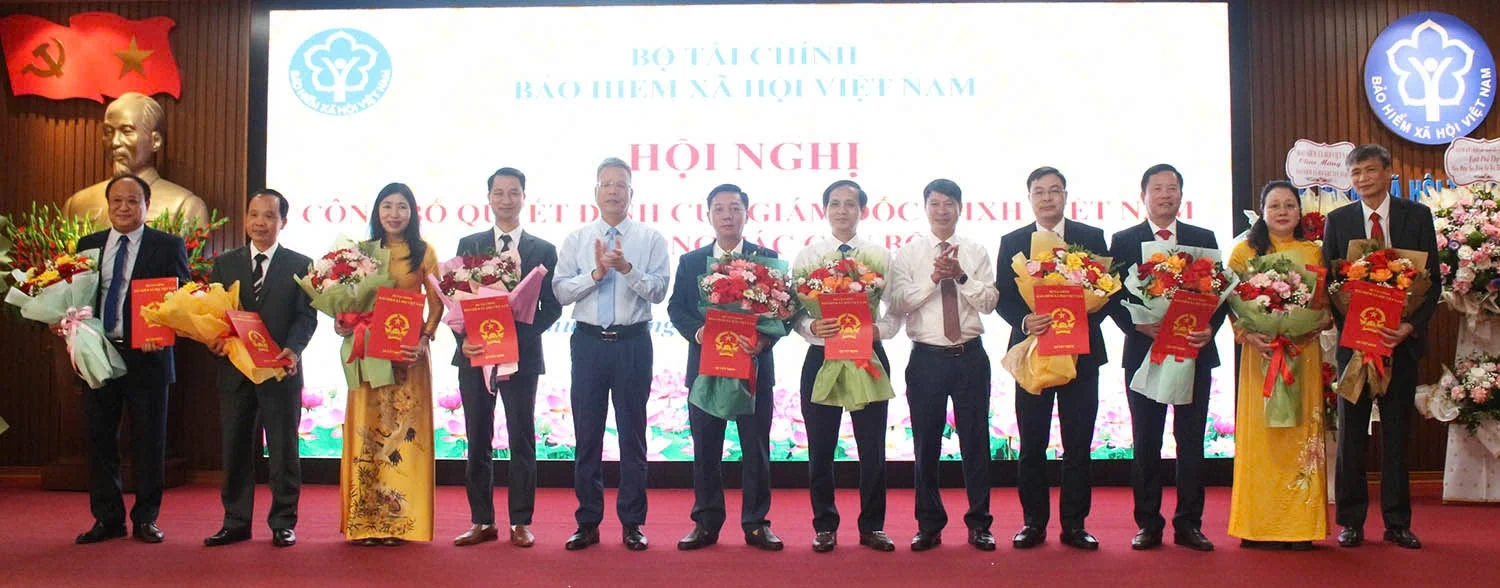 Công bố Quyết định thành lập Bảo hiểm Xã hội khu vực XVIII và các Quyết định về công tác cán bộ