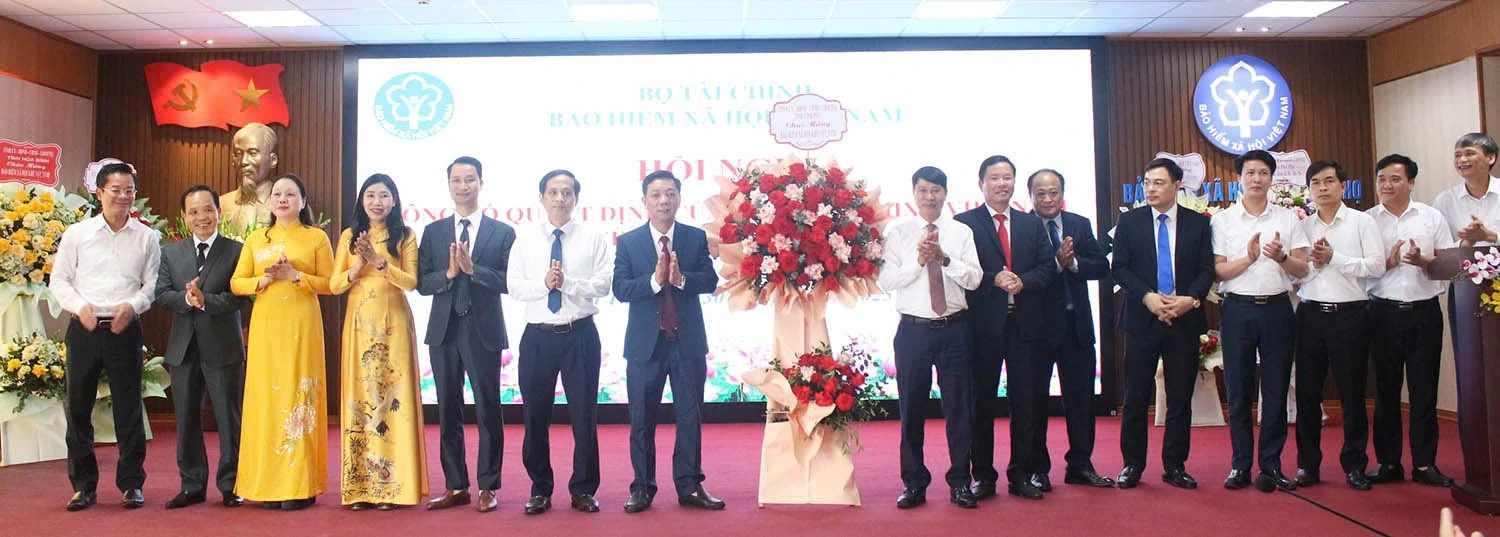 Công bố Quyết định thành lập Bảo hiểm Xã hội khu vực XVIII và các Quyết định về công tác cán bộ